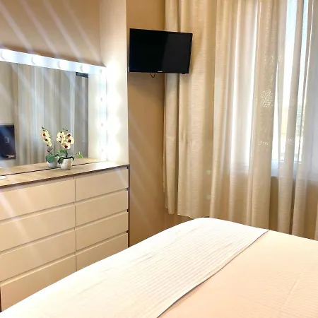 Aj - Hidden Gem In Front Of Taiwan Center טיראנה