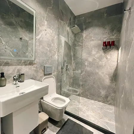 Aj - Hidden Gem In Front Of Taiwan Center * טיראנה